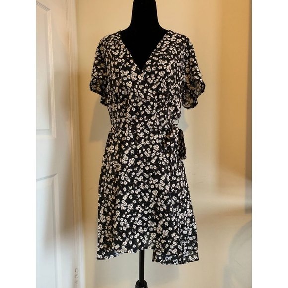 Floral Flutter Sleeve Collar Belted Dress - Picture 5 of 8
